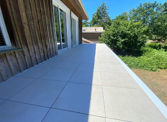 Terrasse sur plots : une solution esthétique et compatible avec l’étanchéité