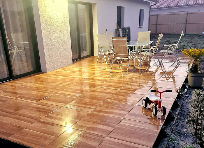 Pose de dalles sur plots sur une terrasse extérieure