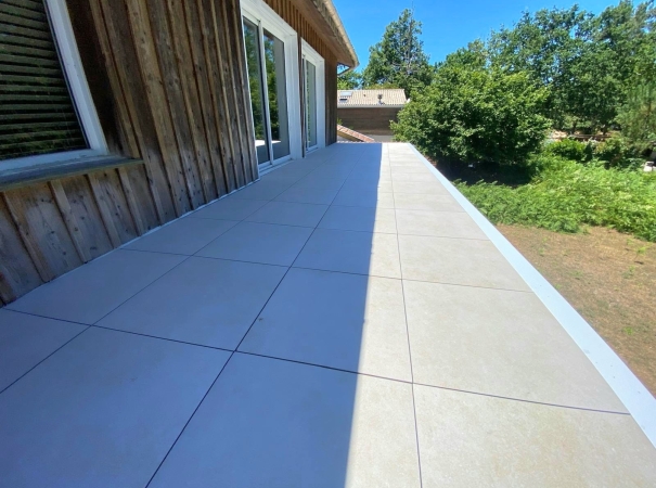 Pose de dalles sur plots sur une terrasse accessible
