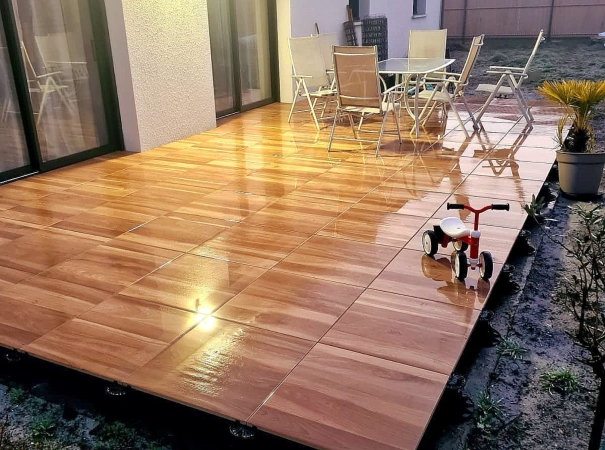 Pose de dalles sur plots sur une terrasse ext&eacute;rieure